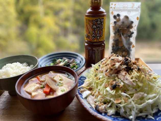 射手矢農園さんのプレミアムキャベツと玉ねぎドレッシングとサクッと黒豆のサラダ