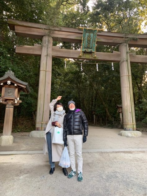 大神神社の二の鳥居前で私と嫁