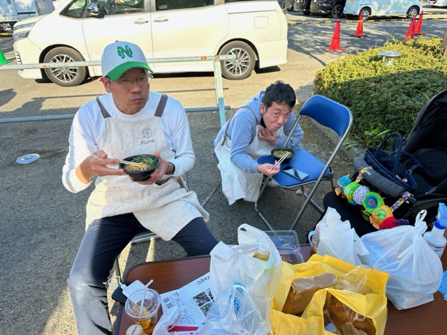 お隣のラーメンを食べる二人