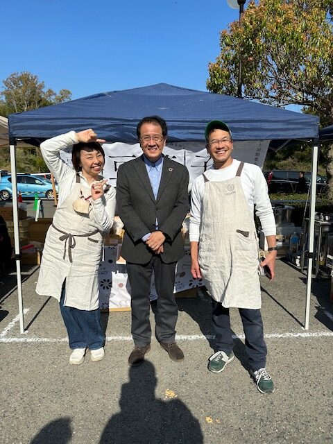 富田林市長、吉村 善美さんと写真を撮る社長と三代目の嫁
