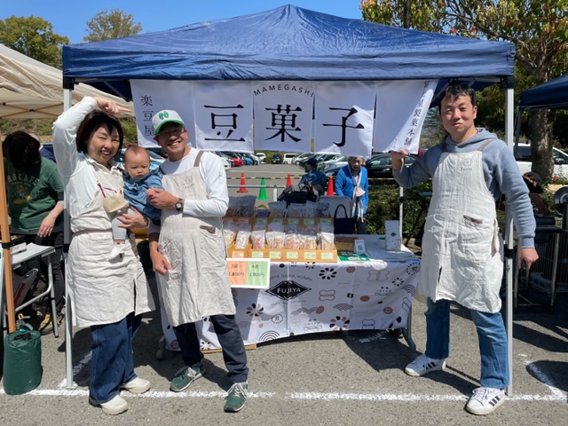 冨士屋製菓本舗の販売ブースの前で写真を撮る、社長、三代目嫁、中の人ぴー
