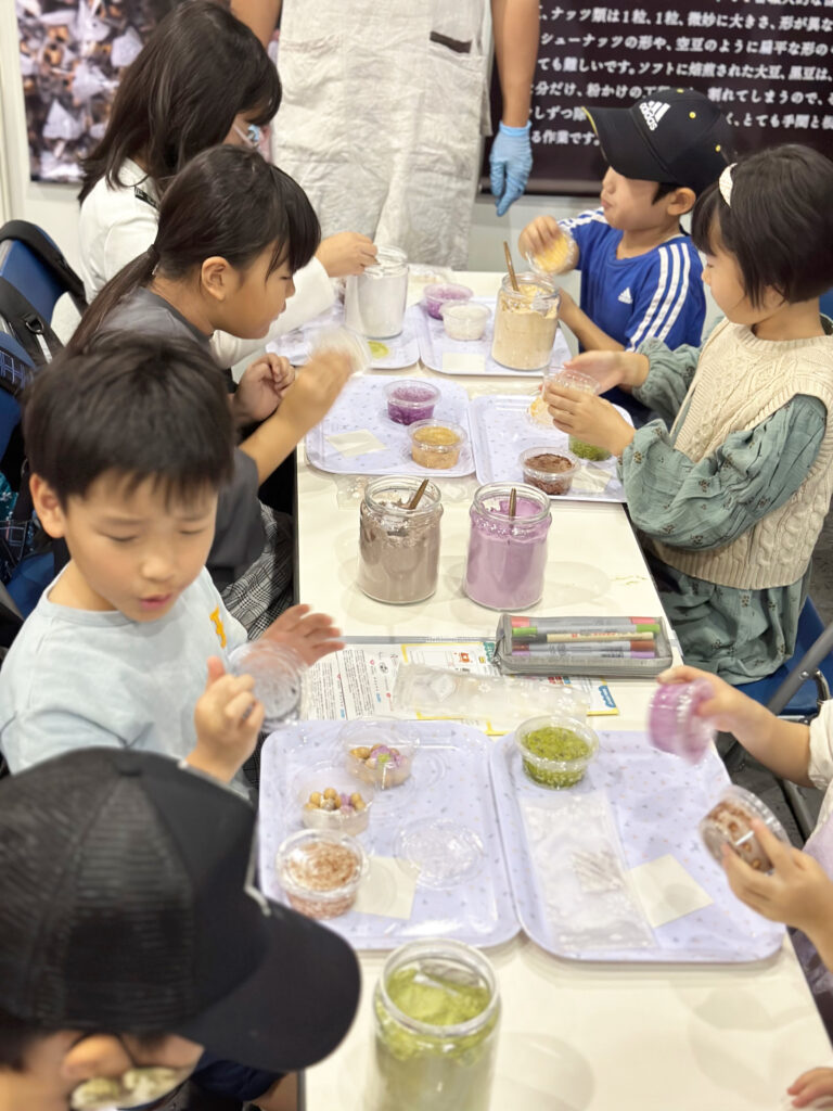 豆菓子職人体験・粉かけ中