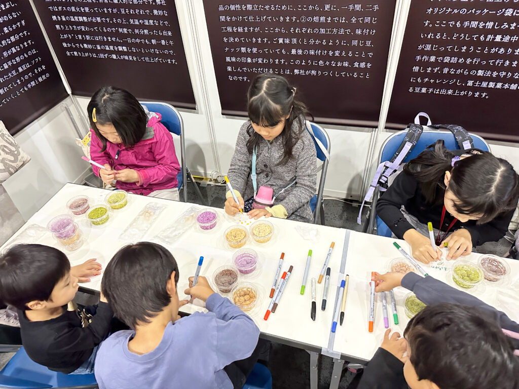 豆菓子職人体験参加様子・ラベルシール作成