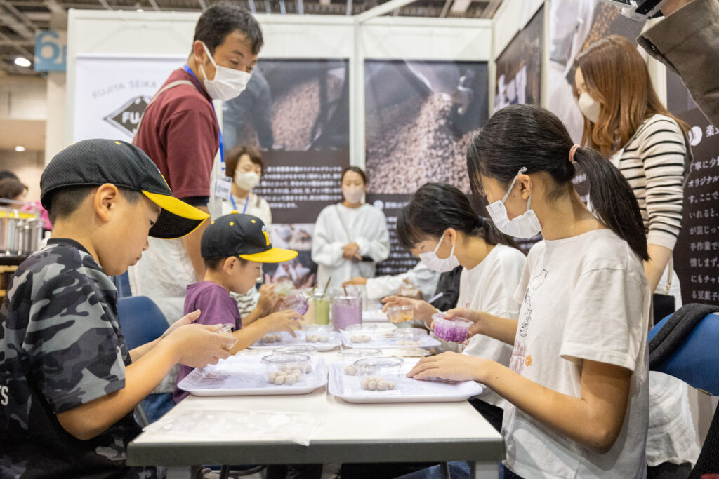 みらいのたからばこ「豆菓子職人」体験ブース