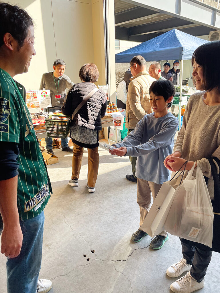 豆菓子のプレゼントの様子