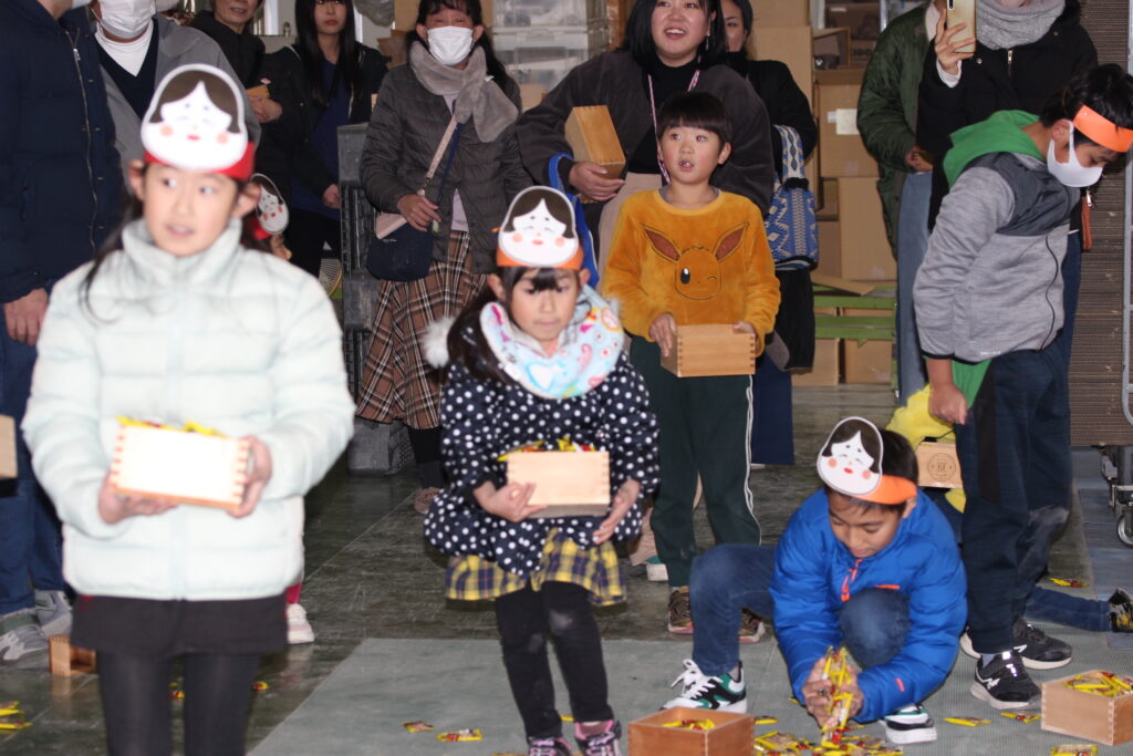 冨士屋製菓本舗、豆まき大会イベント様子