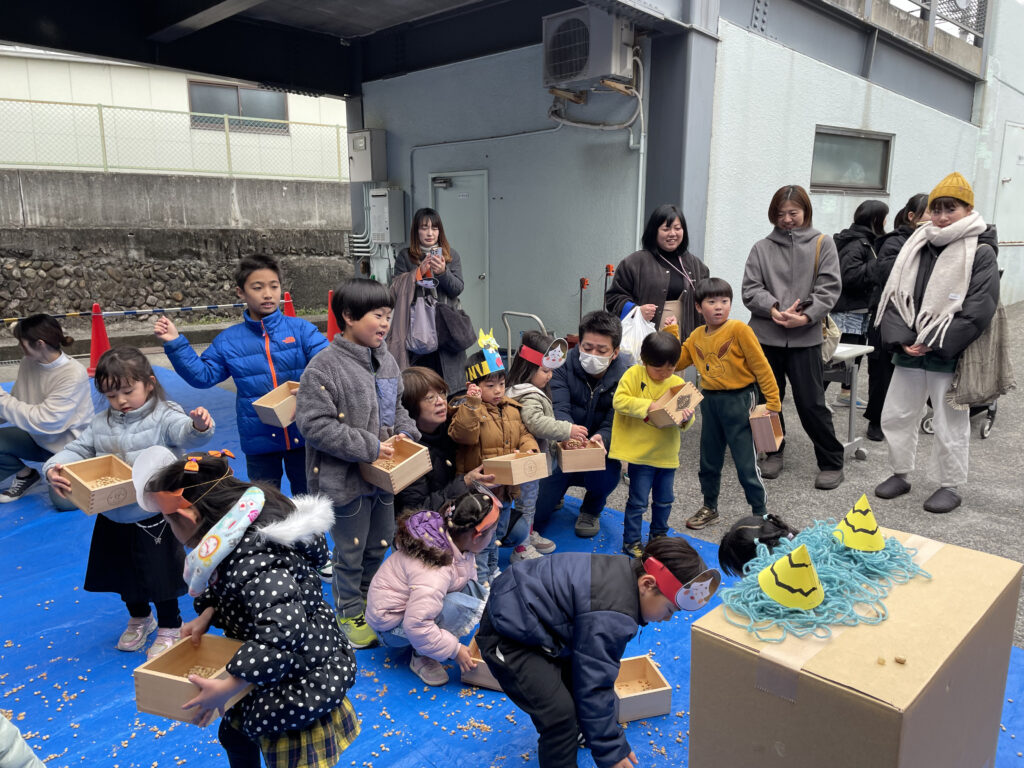 冨士屋製菓本舗、豆まき大会イベント様子