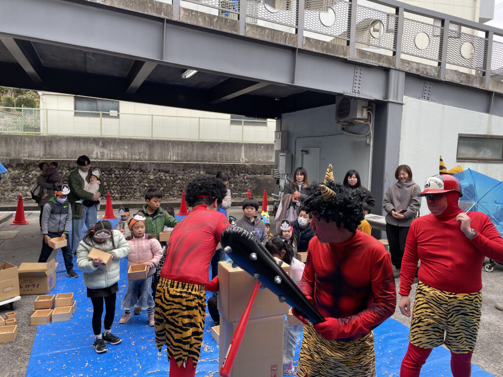 冨士屋製菓本舗、豆まき大会イベント様子