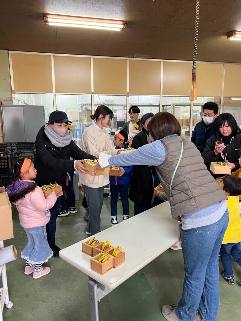 冨士屋製菓本舗、豆まき大会イベント様子