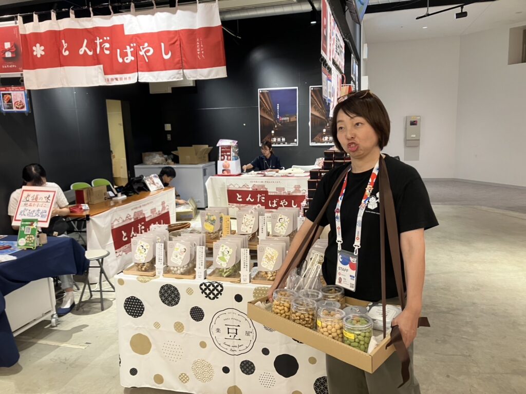 豆菓子の試食を配る様子